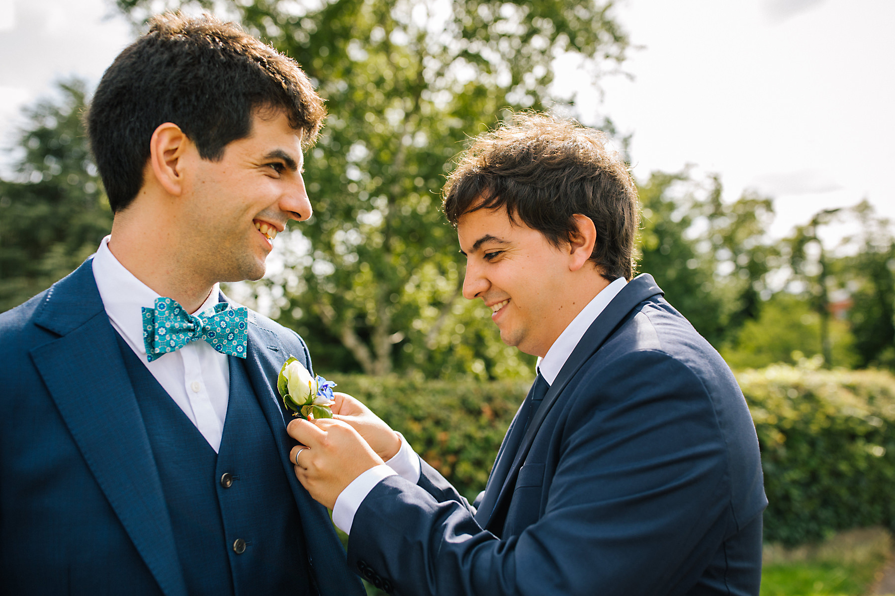 bestman putting on buttonhole